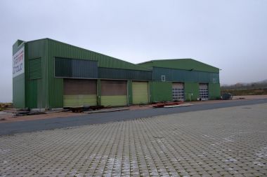 Ansicht aus Westen, Einfahrten in Strahlhalle (links) und in Lagerhalle (rechts)__2.jpg